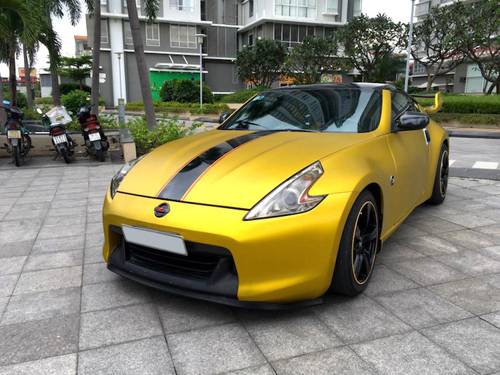 Ra mắt lần đầu vào năm 2008, siêu xe Nissan 370Z thể thao là "hậu duệ" của chiếc 350Z và là thế hệ thứ 6 của dòng xe Nissan Z. Chiếc Nissan 370Z màu độc trong bài viết từng thuộc sở hữu của chủ nhân tại TP HCM, tuy nhiên hiện nó đã được sang tay cho chủ nhân mới ở Hải Phòng.