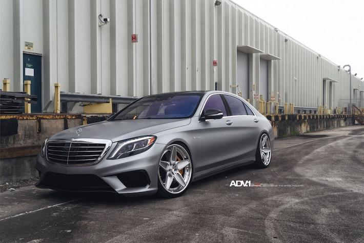 Giống như những chiếc xe thể thao Mercedes-AMG khác, S63 AMG cũng sở hữu ngoại thất ấn tượng hơn so với phiên bản thường nhờ có bộ bodykit thể thao, trong đó đặc biệt nổi bật là cản trước với các khe lấy gió cực lớn.