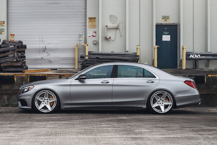 Mercedes S63 AMG được trang bị khối động cơ V8 Biturbo dung tích 5.5L, sản sinh công suất tối đa 577 mã lực tại 5.500 vòng/phút, mô-men xoắn cực đại 900 Nm tại 2.250 - 3.750 vòng/phút đi kèm hộp số tự động 7 cấp. Với khối động cơ này, xe có khả năng tăng tốc từ 0 – 96 km/h mất 3,7 giây tốc độ tối đa giới hạn điện tử 250km/h.