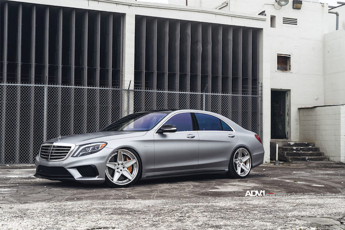 Vốn đã sở hữu thiết kế rất hấp dẫn, S63 AMG lại có vẻ ngoài trở nên mạnh mẽ và thể thao hơn khi được chủ xe trang bị cho bộ mâm "thửa riêng" ADV5S Track Spec CS Series với mặt mâm màu nhôm phay mờ kết hợp vành phay bóng từ hãng ADV.1 của Mỹ.