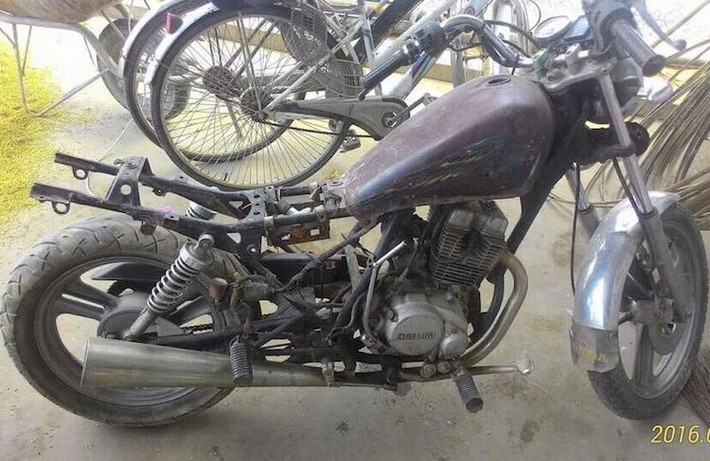 Từng được bán tại Việt Nam từ cuối những năm 90 của Thế kỷ trước, mẫu xe côn tay phân khối nhỏ môtô Daelim VC125 tới từ Hàn Quốc chưa bao giờ được dân chơi ưa chuộng như những dòng xe cùng phân khúc của các hãng Nhật Bản. Ngày nay, chúng đều được bán với giá rất rẻ và thường ở trong tình trạng "nát".
