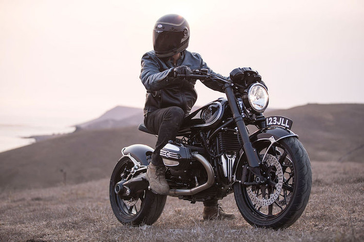 BMW Motorrad và Roland Sands Design (RSD) vốn đã có mối quan hệ "khăng khít" với nhau từ rất lâu. KHi BMW R nine T ra mắt, RSD cũng chính là một trong những hãng đầu tiên tung ra phụ kiện độ cho chiếc xe. Cách đây 3 năm, chính hãng độ này cũng đã từng cùng BMW tạo ra mẫu xe ý tưởng Concept 90, bằng dòng BMW R nine T Racer mới.