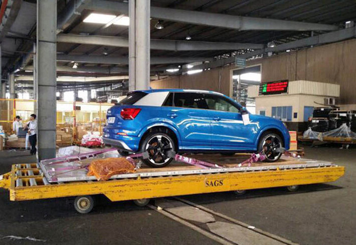 Vừa qua, hình ảnh về chiếc crossover cỡ nhỏ Audi Q2 mới với màu xanh dương đã được ghi lại tại kho hàng của công ty phục vụ mặt đất Sài Gòn - SAGS. Xét tới việc triển lãm ôtô Quốc tế (VIMS) 2016 sẽ được khai mạc vào ngày 26/10 tới, nhiều khả năng Q2 sẽ là một trong những mẫu xe "tâm điểm" của khu trưng bày Audi tại sự kiện này.