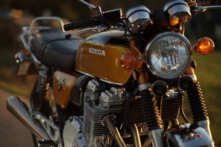Khối động cơ của CB1100EX vẫn được giữ nguyên động cơ 4 xi-lanh thẳng hàng 1140 cc DOHC với công suất tối đa 88,5 mã lực và mô-men xoắn cực đại 93 Nm. Trước đây, dòng CB1100 chỉ được trang bị hộp số côn tay 5 cấp nhưng trước nhu cầu của người tiêu dùng, hiện Honda đã nâng cấp hộp số của xe lên thành 6 cấp, khiến CB1100EX trở nên "nhàn" hơn khi đi đường dài.