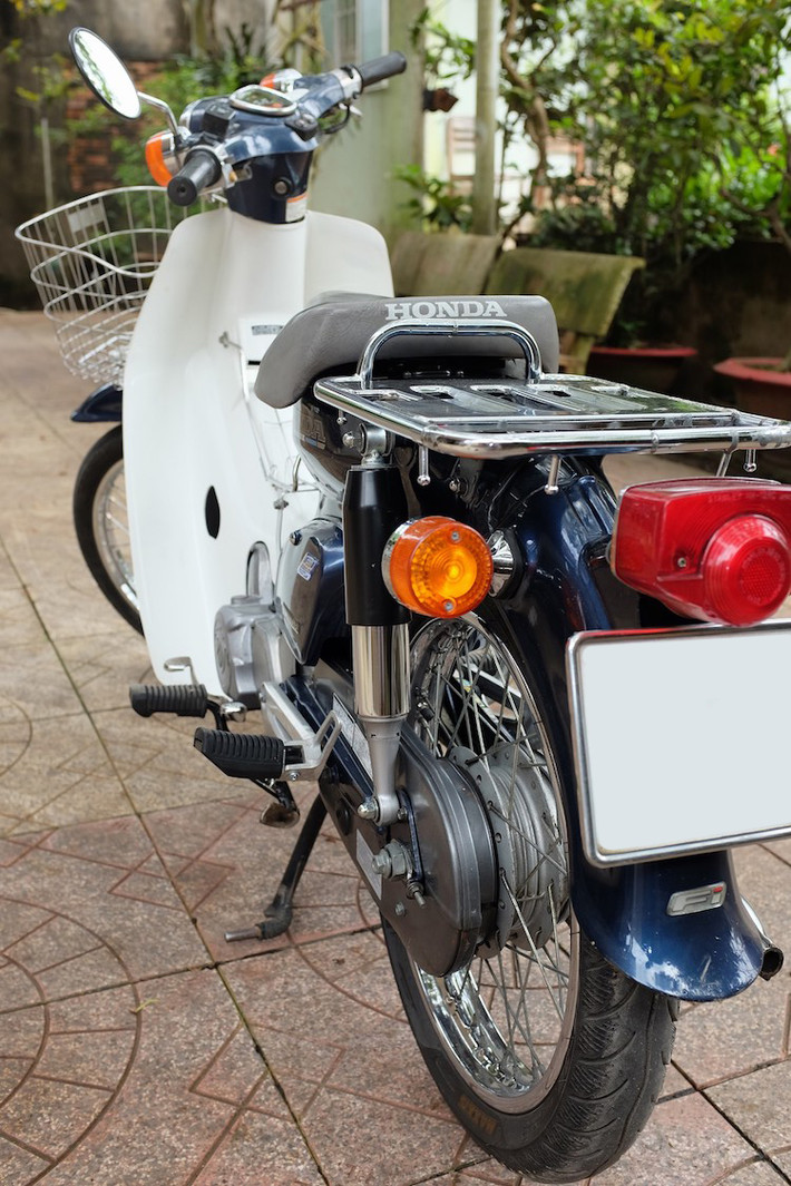 Vốn đã thuộc phiên bản "đời cao" đáng mơ ước với nhiều dân chơi Honda Cub, chiếc Super Cub 90DX này lại càng trở nên hữu dụng hơn khi được chủ nhân trang bị một số ít phụ tùng cực "độc".