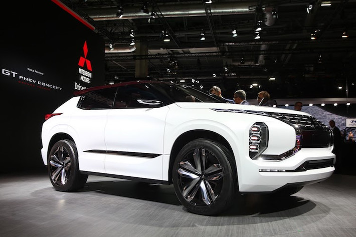 Vừa được ra mắt tại triển lãm Paris, GT-PHEV Concept là một mẫu xe SUV ý tưởng được thiết kế nhằm mục đích đem tới cái nhìn tổng quát nhất về xu hướng thiết kế đang được hãng thay đổi, đồng thời là bản "xem trước" của chiếc crossover hạng trung Mitsubishi Outlander 2018.