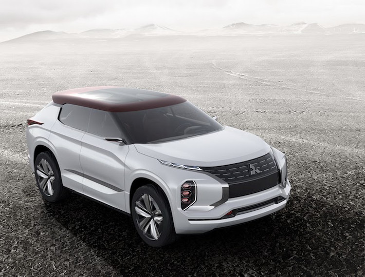 Theo Mitsubishi, GT-PHEV có thể chạy 120 km không cần nạp nhiên liệu nếu chỉ sử dụng điện và nâng lên gấp 10 lần nếu dùng kết hợp máy xăng. Do được trang bị mô-tơ ở cả cầu trước và sau nên GT-PHEV cũng có hệ thống dẫn động 4 bánh với khả năng phân bổ mô-men xoắn tới từng bánh xe riêng lẻ trong các điều kiện cần thiết..