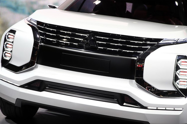 Giống như những chiếc xe mới gần đây của Mitsubishi, GT-PHEV cũng sở hữu "bộ mặt" với ngôn ngữ thiết kế Dynamic Shield, thể hiện qua 2 dải chrome hình chữ C đặt đối xứng 2 góc ở phần đầu xe. Tuy nhiên so với các mẫu xe hiện tại, phần đầu của GT-PHEV đã có thiết kế hiện đại và sắc sảo hơn nhờ các đèn pha LED "siêu mỏng" và đèn sương mù LED đặt dọc.