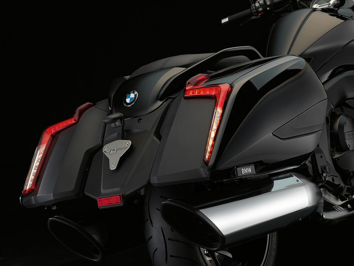 Phần đuôi được hạ thấp đã buộc BMW phải thiết kế cho K1600B một cặp thùng phía sau hoàn toàn mới với kiểu dáng hấp dẫn hơn. So với K1600GT, thùng của xe có vỏ mỏng hơn và lòng sâu hơn, giúp chất dỡ đồ đạc dễ dàng hơn.