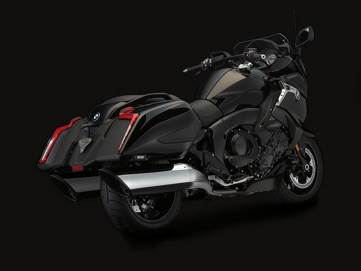 Chi tiết biến K1600B trở thành một chiếc bagger thực thụ là phần đuôi đã được thiết kế lại hoàn toàn, cong dần về sau từ yên. So với K1600GT thường, bộ khung của xe đã được hạ xuống thấp hơn ở phía đuôi xe.