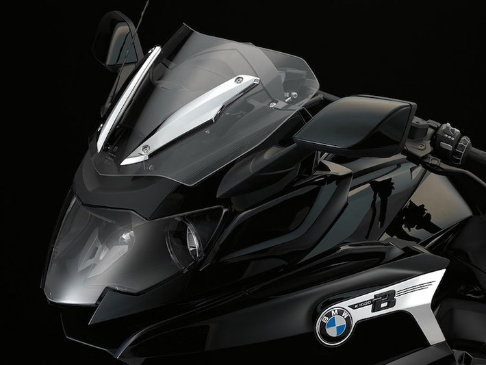 Dựa trên cơ sở dòng touring K1600GT hiện tại của BMW, K1600B sở hữu thiết kế giống tới 90%, chỉ thay đổi một số chi tiết để khiến chiếc xe có dáng bagger thực thụ. Trong đó, những chi tiết dễ nhận ra nhất ở phía trước là kính chắn gió ngắn hơn và logo K1600B nằm trên nền các tấm ốp bạc đẹp mắt ở hai bên quây gió xe.