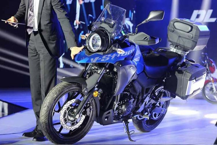Không giống như GSX-250R, V-Strom DL250 hiện mới chỉ ở dạng xe ý tưởng (concept). Mặc dù vậy, chiếc xe vừa được Suzuki ra mắt trông đã rất hoàn thiện để có thể đưa lên dây chuyền sản xuất hàng loạt.