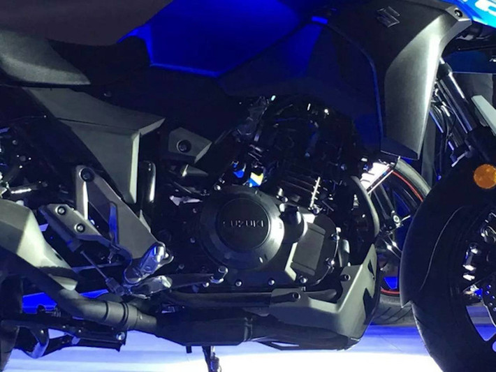 Nằm bên dưới lớp vỏ của V-Strom DL250 sẽ là bộ khung và máy tương tự như GSX-250R. Động cơ của xe có dung tích 248 cc DOHC, làm mát bằng chất lỏng, đem tới công suất 25 mã lực và mô-men xoắn 23,4 Nm.