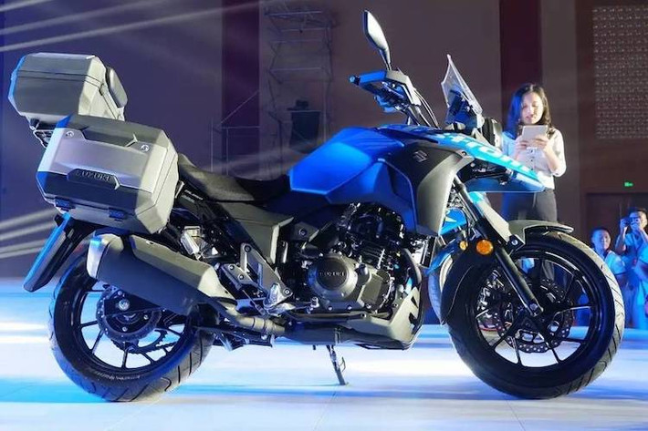 Bên cạnh chiếc sportbike GSX-250R, một mẫu xe hoàn toàn mới vừa được Suzuki ra mắt tại Trung Quốc là Suzuki V-Strom DL250. Thuộc dòng xe địa hình đường trường (adventure) V-Strom, DL250 sẽ nằm ở phân khúc thấp dành cho người mới làm quen với xe phân khối lớn - "mảnh đất" chuẩn bị được các hãng xe lớn "khai phá" trong thời gian tới.