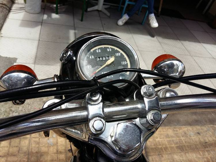 Được tích hợp vào vỏ đèn pha, bảng đồng hồ của B1L 125 cực kỳ đơn giản với duy nhất một đồng hồ báo tốc độ, kèm một số đèn báo được tích hợp sẵn và bộ đếm tổng quãng đường đi được. Ổ khóa của chiếc xe cũng được tích hợp ngay ở bên cạnh đồng hồ.