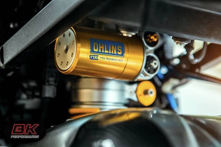Ở phía sau, chiếc xe cũng đã được nâng cấp lên phuộc monoshock Ohlins TTX GP, với hiệu năng vượt trội hơn hẳn so với phuộc nguyên bản của xe.