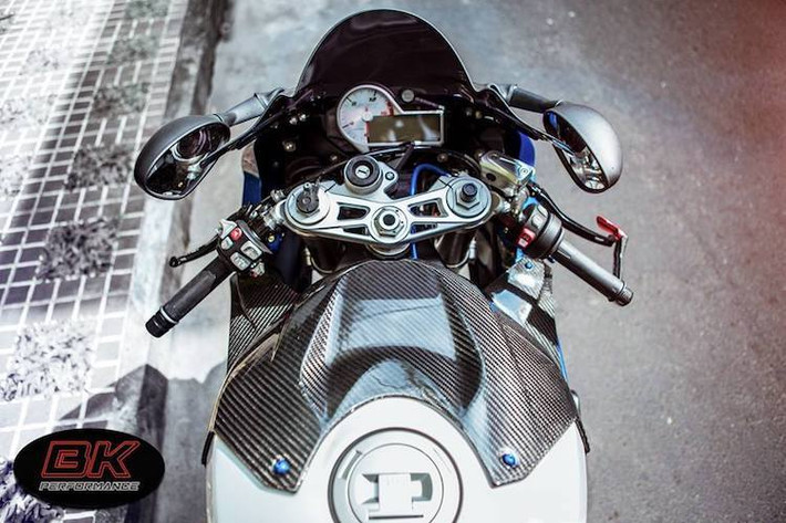 Kính chắn gió nguyên bản của S1000RR cũng đã được thay bằng kính Puig cao hơn và có màu đen chống chói, trong khi bình xăng của xe cũng được ốp trang trí bằng sợi carbon của Ilmberger.