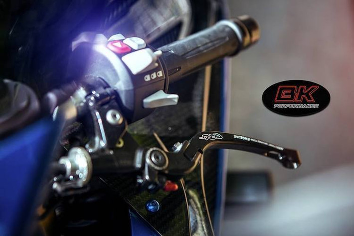 Trong khi đó, cụm điều khiển của chiếc xe cũng đã được chú trọng. Nằm ở phía bên trái là cùm côn CRG Raceline với tay CRG Folding.
