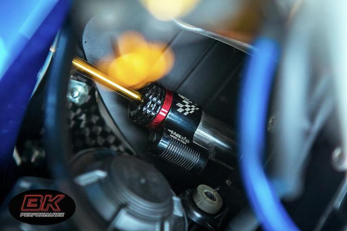 Ẩn bên dưới tay lái, cây trợ lực Matris SDR khiến cho tay lái của S1000RR trở nên chắc chắn hơn, chống lắc và phản lái ở tốc độ cao.