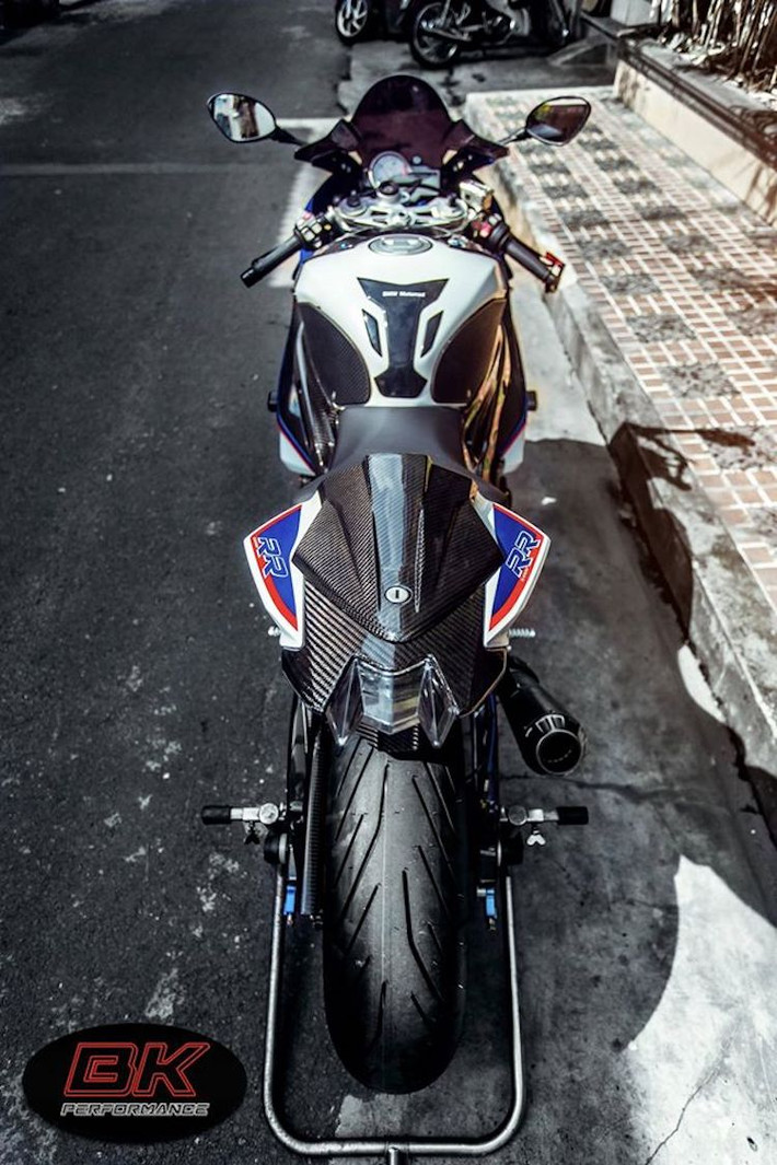 Kết thúc bản độ BMW S1000RR "siêu khủng" tại Việt Nam này là ốp yên solo Ilmberger và đèn hậu sau tích hợp xi-nhan của MotoDynamic.