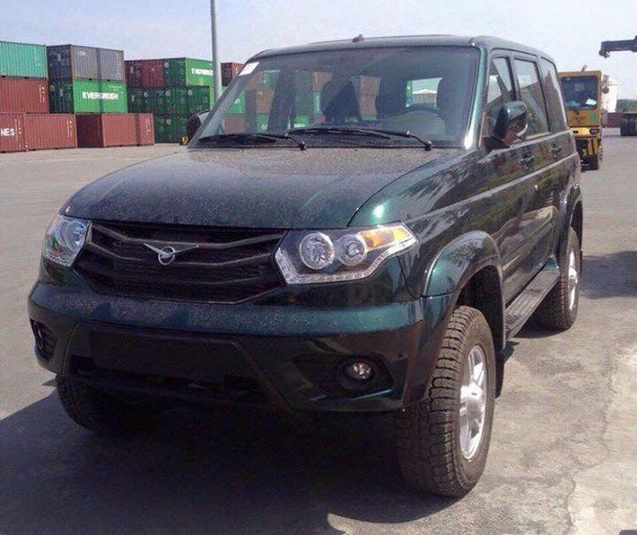Ít "cổ lỗ" hơn so với Hunter, mẫu xe thứ 2 của UAZ sắp vào Việt Nam là chiếc SUV cỡ trung Patriot, đã ra mắt lần đầu cách đây 11 năm. Các kích thước D x R x C của xe lần lượt là 4.750, 2.760 và 1.910 mm cùng chiều dài cơ sở 2.760 mm và khoảng sáng gầm 210 mm. Dù ra đời trong thế kỷ 21 nhưng thiết kế của Patriot vẫn rất vuông vức như những chiếc xe ra đời từ thập niên 90.