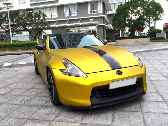 Dưới nắp ca-pô của 370Z là khối động cơ V6 3.7l nạp khí tự nhiên có tên mã VQ37VHR mới, đem tới cho xe công suất tối đa lên tới 332 mã lực và mô-men xoắn cực đại 365 Nm.
