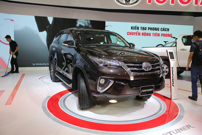 Được ra mắt nhằm thay thế cho thế hệ đầu tiên đã có mặt từ năm 2005, Toyota Fortuner 2016 thế hệ mới đã xuất hiện lần đầu cách đây 1 năm tại Thái Lan. Theo ông Hiroki Nakajima - kỹ sư trưởng của dự án Fortuner thế hệ mới, chiếc xe đã được nâng cấp toàn diện để trở nên cao cấp hơn hẳn so với "người anh em" Hilux.