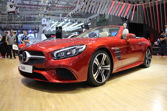 Có tiền thân là chiếc siêu xe 300SL ra đời vào năm 1954, Mercedes SL-Class hiện đang là một trong những dòng xe lâu đời nhất Thế giới. Tại triển lãm VIMS 2016, Mercedes đã đem tới một chiếc Mercedes-Benz SL400 mới, đại diện cho dòng SL-Class tại Việt Nam.