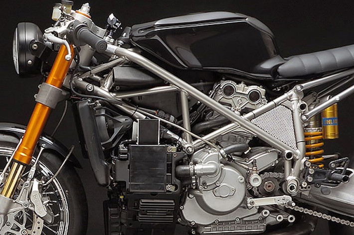 Là một mẫu superbike "chạy trường", 999S vốn đã được Riccardo nâng cấp những phụ tùng động cơ "khủng" như côn STM ECO, ECU RapidBike, hệ thống chuyển số nhanh..., chính vì vậy động cơ của xe hoàn toàn không bị "đụng chạm". Nó có thể dễ dàng đạt công suất hơn 150 mã lực.