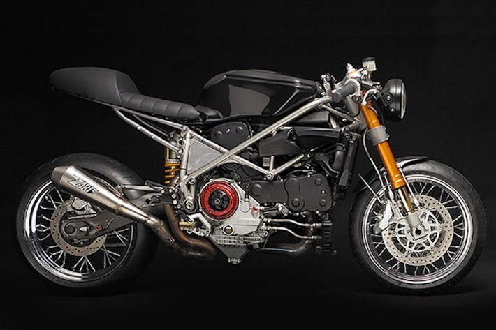 Tuy nhiên, những gì mà Venier Customs thực hiện đã vượt ngoài mong đợi của Riccardo, khi xưởng này đã "lột truồng" chiếc 999S và biến nó trở thành một mẫu streetfighter mang phong cách cổ điển kiểu dáng cafe racer. Quây gió của xe đã bị loại bỏ, các dây dẫn được đấu lại và giấu bên trong khung xe. Cặp đèn pha trước được thay bằng đèn choá tròn cổ điển, trong khi cặp bánh căm được thay từ Ducati 1000 GT.