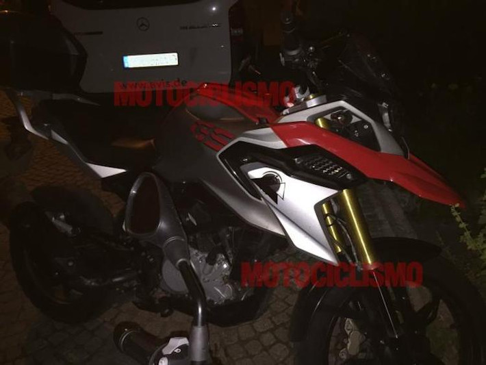So với R1200 GS, những đường nét thân xe của mẫu môtô giá rẻ G310 GS được thiết kế góc cạnh, thể thao hơn. Phiên bản này sẽ tiếp tục sử dụng mâm đúc 5 cánh như trên mẫu naked bike G310R, với đường kính 17 inch nhưng nhiều khả năng sẽ được trang bị lốp địa hình.