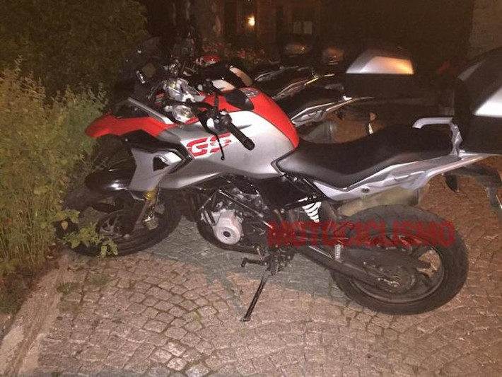 Những hình ảnh đầu tiên về BMW G310 GS mới vừa được ghi lại bởi trang Motociclismo tại Ý. Nếu như BMW sản xuất chính thức G310 GS, nó sẽ là mẫu xe đường trường địa hình (adventure) giá rẻ đầu tiên được sản xuất bởi một hãng môtô lớn trên Thế giới.