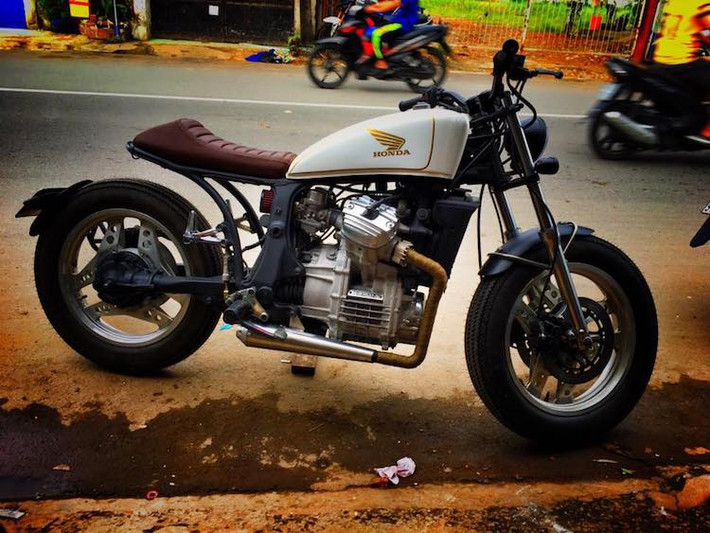 Với khối động cơ V2 500 cc đặt ngang đẹp mắt, mẫu môtô Honda CX500 từ lâu đã được dân độ xe trên toàn Thế giới ưa chuộng để tạo ra nhiều bản độ đẹp mắt theo đủ phong cách khác nhau. Tại Việt Nam, dù có số lượng không nhiều nhưng đa số những chiếc CX500 có mặt ở nước ta cũng đã được dân chơi độ lại.