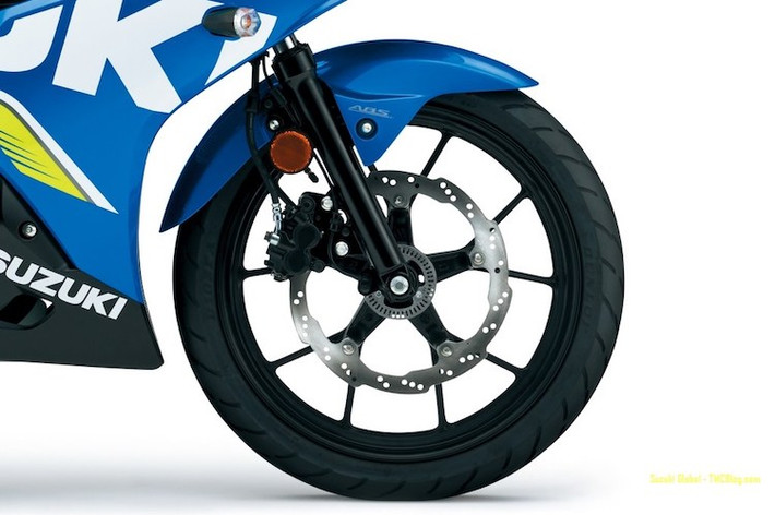 GSX-R125 được trang bị phuộc dạng ống lồng phía trước, cùng với mâm đúc có thiết kế dạng 5 cánh chữ Y đẹp mắt và lốp trước 90/80/17. Là một mẫu xe hướng tới cả châu Âu nên GSX-R125 cũng được trang bị sẵn phanh ABS.