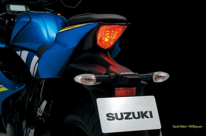 Tương tự như GSX-R1000 thế hệ mới, phần đuôi của GSX-R125 cũng được vuốt cao và hẹp với đèn hậu đặt dọc. Trong khi đó, các đèn xi-nhan được tích hợp chung với pát biển số. Bánh sau của xe có lốp bản 130/70/17.