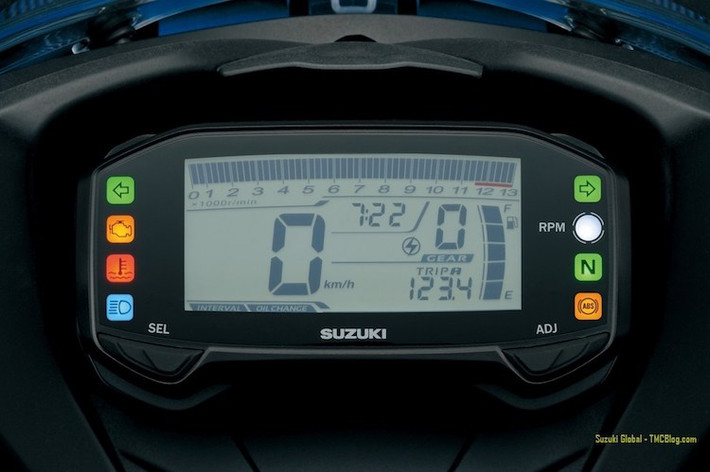 Tiếp theo, cũng giống như chiếc Raider 150, GSX-R125 có bảng đồng hồ điện tử hoàn toàn với đầy đủ các chức năng, trong đó có cả tính năng thiết đặt báo số vòng tua máy tối đa theo ý người dùng.