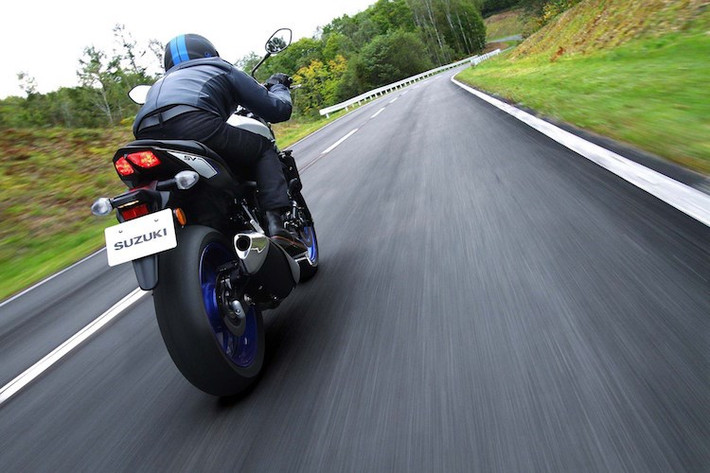 Tại thị trường Malaysia, SV650 sẽ được bán với 2 màu là đỏ và xanh, cùng với mức giá sau thuế là 41.128 Ringgit (khoảng 220 triệu đồng).