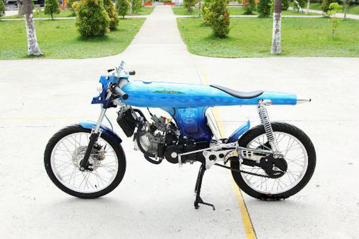 Cách đây 2 năm, Bandit9 - studio độ xe được thành lập ở Sài Gòn vào năm 2009 bởi nhà thiết kế Phillipines Daryl Villanueva đã tạo ra EVE - một chiếc Honda 67 độ cực đẹp mắt với thân xe thon dài, khá giống hình dáng một quả rocket. Tại Việt Nam, đã có một số người chơi 67 độ lại xe theo phong cách này; tuy nhiên chiếc xe trong bài viết vẫn cực "độc" khi được chủ nhân "sáng tạo" nhiều chi tiết không có trên nguyên mẫu.