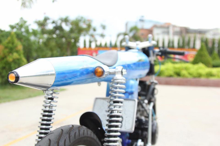 Chiếc yên solo bọc da mỏng với hình dáng yểu điệu của mẫu Bandit9 EVE gốc cũng vẫn được chủ xe giữ nguyên. Tuy nhiên khác với phiên bản gốc, chủ xe đã tích hợp đầy đủ các đèn báo hiệu ở phía sau cho chiếc xe.