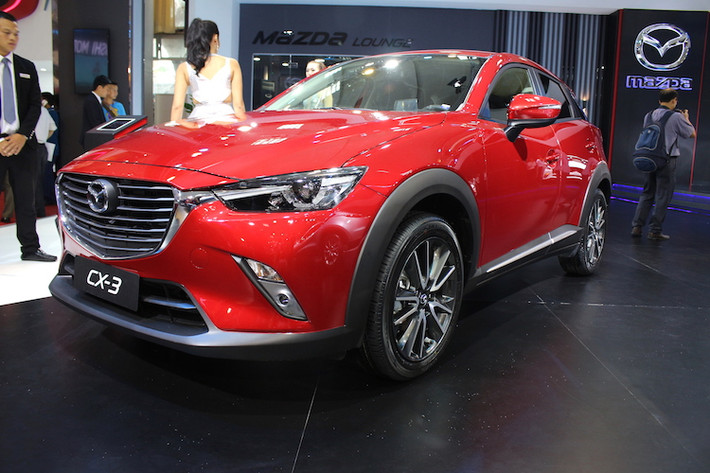 Năm nay tại triển lãm ôtô Việt Nam 2016, 2 dòng xe crossover ở tầm cao nhất và thấp nhất hiện tại là Mazda CX-3 mới và Mazda CX-9 đã đều được THACO Mazda đem về trưng bày. Cũng giống như chiếc CX-9, lần xuất hiện này của CX-3 trước khách hàng Việt mới chỉ dừng lại ở mức thăm dò thị trường.