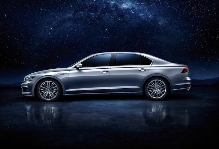 Hiện tại, Volkswagen mới chỉ bán Phideon tại thị trường Trung Quốc, và hãng cũng chưa hé lộ kế hoạch phân phối mẫu xe tới các thị trường khác. Giá bán khởi điểm của xe là 359.000 NDT (tương đương 1,18 tỷ đồng).