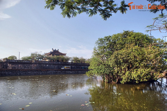 Toàn bộ diện tích mặt nước của Kinh thành, từ các sông lớn cho đến ao hồ nhỏ cùng với các mảng cây xanh đã tạo nên một “cỗ máy điều hòa” khổng lồ, giúp điều hòa khí hậu của một vùng rộng lớn. Ảnh: Hồ Kim Thủy ở phía Bắc Hoàng thành.