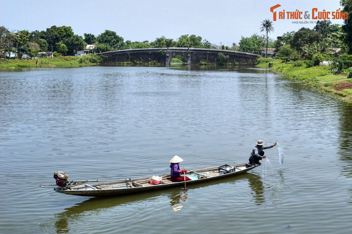 Bên trong Kinh thành có sông Ngự Hà, vốn là dòng cũ của sông Kim Long được cải tạo lại và đào dài thêm để dẫn nước xuyên qua Kinh thành. Ảnh: Sông Ngự Hà với cầu Lương Y ở phía xa.