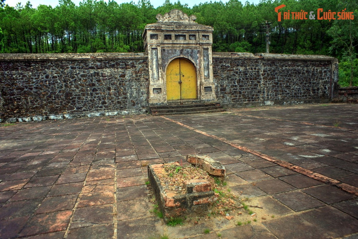Theo Đại Nam Liệt Truyện, Nguyễn Phúc Luân là con thứ hai của Chúa Nguyễn Phúc Khoát. Khi chúa Nguyễn qua đời, do muốn thâu tóm quyền lực, quyền thần Trương Phúc Loan đã giả mạo di chiếu, lập Nguyễn Phúc Thuần mới 12 tuổi lên ngôi và bắt giam Nguyễn Phúc Luân.