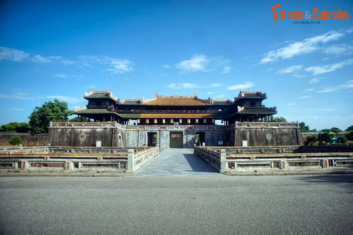 Trục thần đạo của Kinh thành Huế hướng thẳng ra núi Ngự Bình. Trên trục này đi qua tâm ba vòng thành gồm Kinh thành, Hoàng thành, Tử Cấm thành và các công trình như Kỳ đài, Ngọ Môn, điện Thái Hòa, điện Cần Chánh…