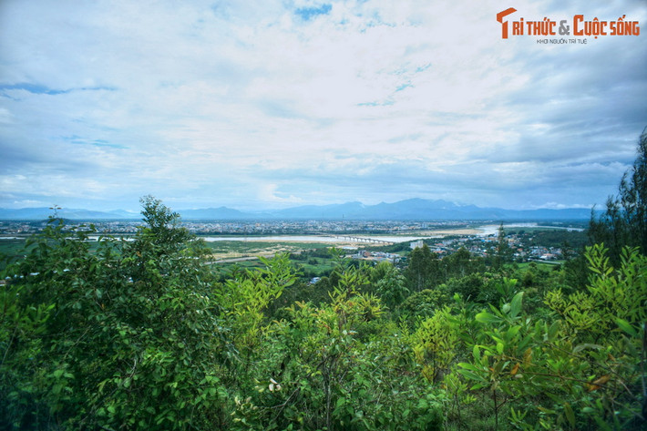 Dù chỉ tồn tại trong 16 năm, tờ báo do cụ Huỳnh dẫn dắt đã có ảnh hưởng to lớn trong giới trí thức miền Trung, góp phần đánh thức tinh thần ái quốc trong hàng trăm nghìn người con nước Việt. Ảnh: Phong cảnh Quảng Ngãi nhìn từ mộ cụ Huỳnh.