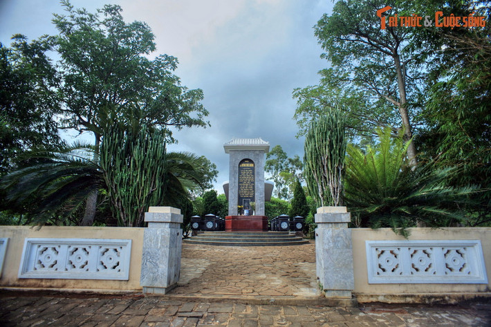 Cụ Huỳnh Thúc Kháng (1876-1947) là nhà yêu nước, nhà báo cách mạng lỗi lạc của Việt Nam trong giai đoạn thực dân Pháp đô hộ. Sau khi mất, cụ được an táng trên đỉnh núi Thiên Ấn (xã Tịnh Ấn, huyện Sơn Tịnh, tỉnh Quảng Ngãi). Ảnh: Lối vào mộ cụ Huỳnh.