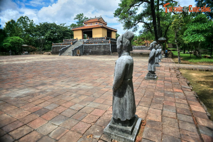 Lăng được kiến trúc từ thấp lên cao. Ngoài cùng là thành bao bọc, có hồ thả sen, bờ hồ trồng sứ, cây cảnh. Cổng chính là đến một sân gạch rộng, hai bên sân có đúc tượng người, voi, ngựa bằng đá, gọi là sân chầu. Ảnh: Sân chầu của lăng Minh Mạng.