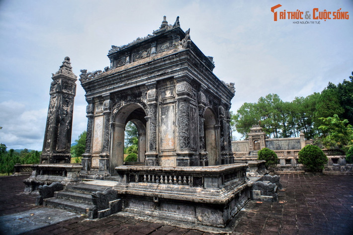 Trừ lăng Khải Định, khu lăng tẩm nào cũng chia làm hai phần chính là lăng và tẩm. Lăng là nơi an táng thi hài vua, tẩm là hành cung nơi vua làm việc, sinh hoạt, giải trí kiến trúc mô phỏng như hoàng cung. Vua thỉnh thoảng ngự giá đến đây để tiêu khiển, ngắm cảnh, làm thơ... Ảnh: Nhà bia của lăng Đồng Khánh.