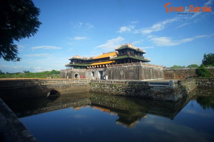 Trong ấn phẩm "Cố đô Huế xưa và nay" do Hội Khoa học lịch sử Thừa Thiên – Huế và NXB Thuận Hóa ấn hành 2005, góc nhìn về phong thủy Kinh thành Huế của học giả Vĩnh Cao, một người trong hoàng tộc Nguyễn, đã được giới thiệu theo 4 ý chính. Ảnh: Ngọ Môn, cánh cổng chính của Hoàng thành Huế.